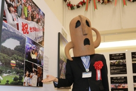 自らが写った作品を指し示すゲストのハニワ部長＝４日午前、京都市南区西九条鳥居口町