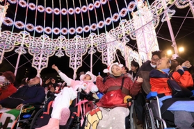 光の装飾を見上げる来場者＝神戸市中央区加納町６（撮影・斎藤雅志）