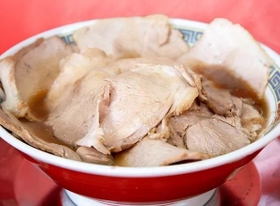 丼からはみ出しそうなオリジナルチャーシューがのった「チャーシュー麺」。この量でも標準サイズ（もっこす提供）