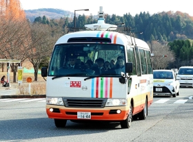 公道を走る自動運転のマイクロバス＝上郡町光都２