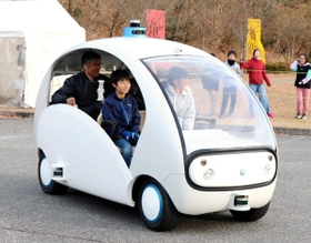 小型の自動運転車に試乗する小学生ら＝上郡町光都２