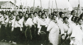 「大日本国防婦人会」の女性たち。各地の会員は、かっぽう着にたすき姿で活動した（芦屋市提供）