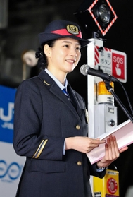 飲酒によるホームからの転落防止を呼びかけるのんさん＝６日午後、ＪＲ大阪駅