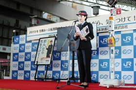 ホームからの転落防止を呼びかける女優ののんさん＝６日午後、ＪＲ大阪駅
