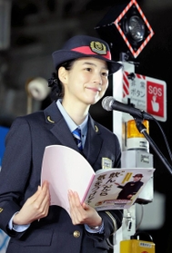 飲酒によるホームからの転落防止を呼びかける女優ののんさん＝６日午後、ＪＲ大阪駅