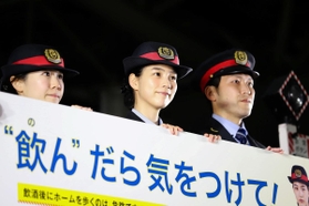 飲酒によるホームからの転落防止を呼びかける女優ののんさん（中央）＝６日午後、ＪＲ大阪駅