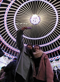 光の装飾を楽しむ女性たち＝６日夜、神戸市中央区、東遊園地（撮影・鈴木雅之）