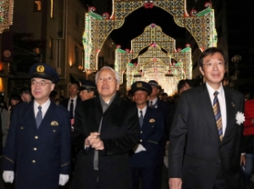 ルミナリエ会場を視察する（左から）加藤晃久本部長、井戸敏三知事、久元喜造神戸市長＝神戸市中央区