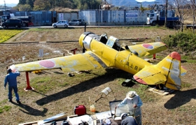 掩体壕に置かれた練習機「ＳＮＪー５」。黄色い機体が目を引く＝加西市鶉野町