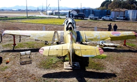 掩体壕に設置された練習機「ＳＮＪ－５」。黄色い機体が目を引く＝加西市鶉野町