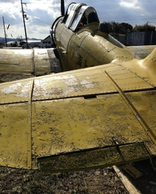 掩体壕に設置された練習機「ＳＮＪ－５」＝加西市鶉野町
