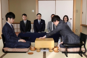 天元戦第４局で、初手を打つ井山裕太天元（右）。左は許家元八段＝９日午前、洲本市のホテルニューアワジ（撮影・吉田敦史）