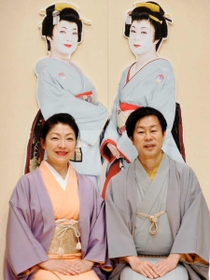 白塗りの芸者姿で音曲漫才を披露する「姉様キングス」（奥写真パネル）。演じる桂あやめさん（左）と林家染雀さん＝神戸新開地・喜楽館