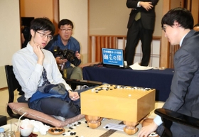 天元戦第４局で井山裕太天元（右）に敗れ、盤上を見詰める許家元八段＝９日午後４時５２分、洲本市のホテルニューアワジ（撮影・吉田敦史）