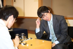 天元戦第４局で許家元八段（左）に勝って２勝２敗とし、ほっとした表情を見せる井山裕太天元＝９日午後４時５３分、洲本市のホテルニューアワジ（撮影・吉田敦史）