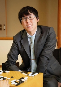 天元戦第４局を制し、対局を振り返る井山裕太天元＝９日午後、洲本市のホテルニューアワジ（撮影・吉田敦史）