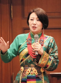 自身の経験や活動について語るバイマーヤンジンさん＝神戸市中央区下山手通４
