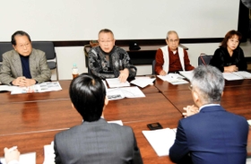 都市計画道路「須磨多聞線」の着工を巡り、市側に抗議する地元住民ら＝１０日、神戸市須磨区中島町１