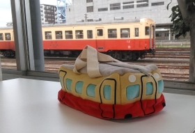 稲垣吾郎さんが自宅に今も飾っていると明かした小湊鉄道キハバッグ（小湊鉄道提供）