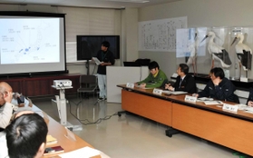 コウノトリの負傷事案について報告を聞く関係者ら＝豊岡市祥雲寺