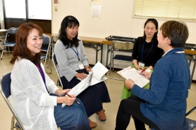 子育ての体験を共有したり、悩みを相談したりする「親学習」の会＝１０月、大阪府交野市