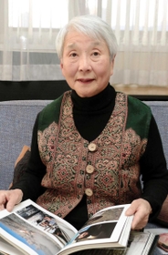 中村哲さんとの思い出を話す西垣敬子さん＝宝塚市内