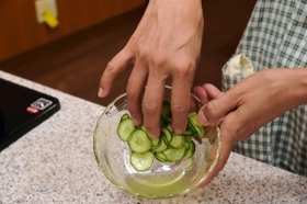 【１】砂糖を使って脱水　キュウリの塩もみは、塩を減らした代わりに砂糖を使って脱水。少し時間はかかるが、流水をせずに食べられ、うま味が残る。
