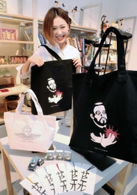 施設のリニューアルオープンに合わせて販売されたトートバッグや本のしおり（手前）などの「ザビエル」グッズ＝神戸市立博物館（撮影・鈴木雅之）