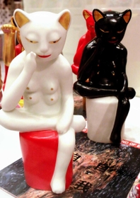 横尾忠則さんデザインの奇抜なグッズ「魔除（よ）け猫」＝横尾忠則現代美術館
