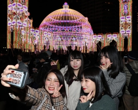 開幕初日に訪れ、写真撮影を楽しむ女性４人組＝６日夜、神戸市中央区加納町６（撮影・吉田敦史）