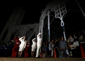 ２５回目の「神戸ルミナリエ」の最後を飾った消灯式＝１５日夜、神戸市中央区の東遊園地（撮影・吉田敦史）