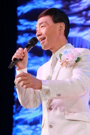 支援を続けてきた神戸で「永遠鉄道」を披露した渥美二郎さん＝７月１４日、神戸市垂水区日向１（イベントサポートわかば提供）