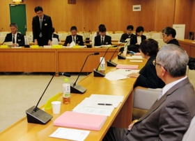 公文書の管理方法などについて話し合われた委員会＝兵庫県庁