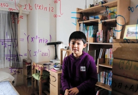 数学検定１級に史上最年少で合格した安藤匠吾君。好きな数式を透明のボードに描いた＝西宮市今津巽町（撮影・大山伸一郎）