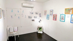 「こうべのこどもたち１９９５ー２０２０　東京展」の会場の様子＝デザイン・フェスタ・ギャラリー原宿（こもりあやみさん提供）