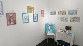 「こうべのこどもたち１９９５ー２０２０　東京展」の会場の様子＝デザイン・フェスタ・ギャラリー原宿（こもりあやみさん提供）