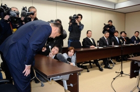 議会運営委員会で謝罪する井川一善姫路市議＝２３日午前、姫路市議会