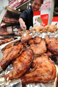 こんがりと焼き色を付け、店頭に並ぶチキン＝２３日午前、神戸市中央区日暮通４