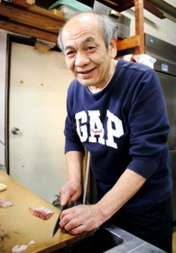 震災で全壊した店から取り出した刺し身包丁で魚をさばく田中和良さん＝淡路市富島