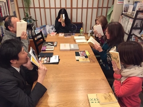 本を嗅ぐイベント参加者たち＝１２月６日、かまくら駅前蔵書室（樋渡茉佑子さん提供）