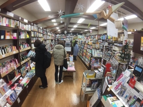 近隣書店を訪れ、店頭で実践する「本を嗅ぐ会」参加者たち＝１２月６日、鎌倉市内（樋渡茉佑子さん提供）