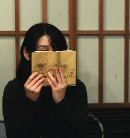 「本を嗅ぐ会」を開催した樋渡茉佑子さん