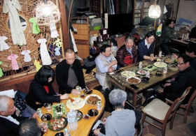 被災地ＮＧＯ恊働センターが４月から月１回開いている「寺子屋勉強会」。熱い議論は深夜まで続く＝１８日、神戸市兵庫区中道通２