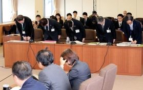 六甲アイランド高校での別室指導の問題や、東須磨小の教員間暴力問題について、謝罪する市教委の幹部ら＝２７日午前、神戸市役所（撮影・鈴木雅之）