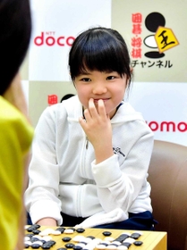 公式戦初勝利を挙げ、感想戦で笑顔を見せる仲邑菫