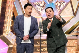 「Ｍ－１グランプリ２０１９」決勝戦で漫才を披露する「ミルクボーイ」の駒場孝さん（左）と内海崇さん＝２２日夜、東京都港区のテレビ朝日（（Ｃ）Ｍ－１グランプリ事務局）