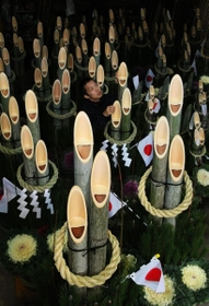 竹の切り口が笑顔に見える門松＝小野市垂井町（撮影・笠原次郎）