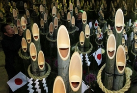 竹の切り口が笑顔に見える門松＝小野市垂井町（撮影・笠原次郎）