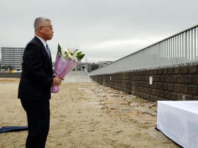 砂浜事故現場で献花する泉房穂市長＝明石市大蔵海岸通１