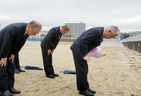 事故現場で頭を下げる泉房穂市長ら市幹部＝明石市大蔵海岸通１